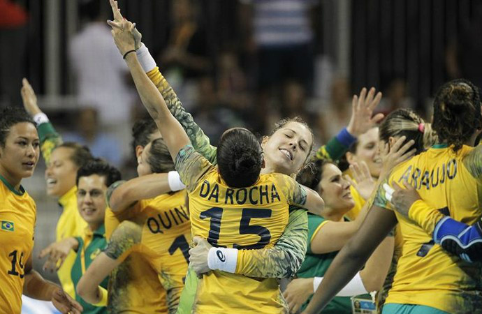 Já classificadas, meninas do Brasil foram campeãs em cima da Argentina, que herdou a vaga (Foto: José Méndez/EFE)