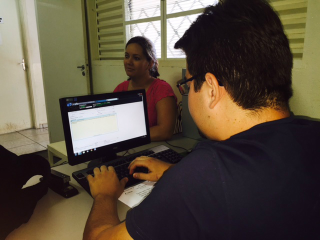 Lídia campos registrando a ocorrência na 3º DP de Três Lagoas (Foto: TL Notícias)