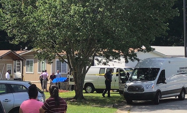 Imagem mostra à distância o local onde a polícia encontrou cinco corpos em Atlanta, nos Estados Unidos, nesta quinta-feira (6) (Foto: Jonathan Landrum/ AP)