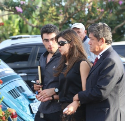 Amparada pelo sogro, Lino Bernal, Dayane foi ao sepultamento na segunda-feira (Foto: Marcelo Victor)