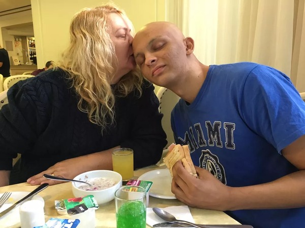 Mãe, Lígia Bezerra, e filho, Gerardo Filho. A família lançou campanha para custear cirurgia contra câncer do garoto. (Foto: Arquivo Pessoal/ Divulgação)