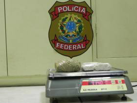 Droga estava no assoalho do carro