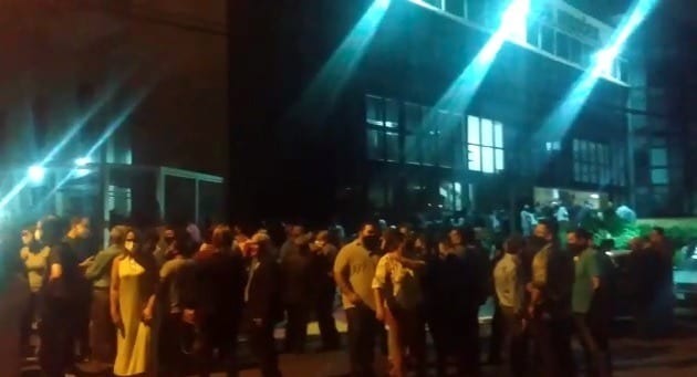 Fiéis ficaram do lado de fora da igreja. (Foto: Fala Povo/WhatsApp Midiamax)