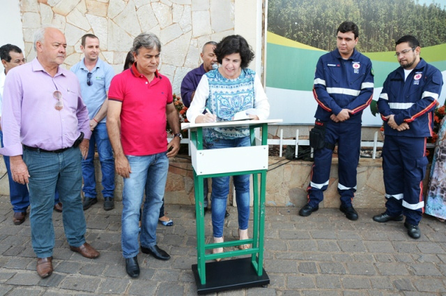 Momento da assinatura da nova Ambulância no dia 19.01.2015 pela Prefeita Márcia