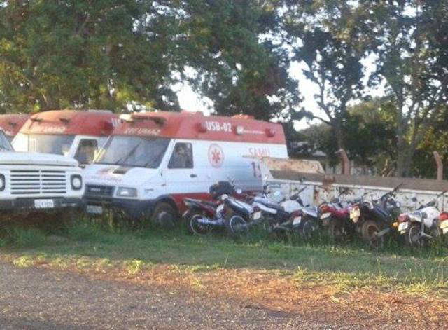 Ambulâncias do SAMU abandonadas em um cemitério de carros no pátio do Departamento de Obras