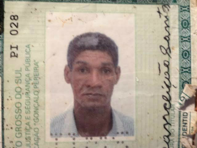 Por volta de 01h da manhã desta segunda-feira (30), foi encontrado morto dentro do banheiro de uma casa na rua Barão do Rio Branco, no Jardim Climax, Valdeci da Conceição Santos, 48 anos conhecido como ‘Negão’.Segundo a ocorrência policial, o morador da casa Vanderlei Alves Sutun, de 35 anos, relatou a polícia que estava assistindo televisão quando ‘Negão’ chegou no local e pediu para usar o banheiro.Ele alegou que não tem amizade com o homem, que apenas o conhece dos bares da cidade. Momentos depois Vanderlei disse para o colega que iria ao centro da cidade, coisa rápida, e que logo voltava e que ele poderia ficar na casa.Consta na ocorrência, que o proprietário, ao retornar encontrou Valdeci caído no banheiro, que o chamou, mas como ele não respondeu acionou uma equipe do Corpo de Bombeiro que pediu apoio ao Samu (Serviço Móvel de Urgência) que constatou a morte ‘Negão’.A Polícia Militar foi acionada, pois os socorristas perceberam que havia sangue no local. A PM esteve na residência e ao analisar os fatos acionou a Polícia Civil. A perícia fez o levantamento constatando que havia uma lesão no supercílio do lado direito.A Polícia Civil está investigando se a morte foi de causas naturais, que segundo informações de Vanderlei, ‘Negão’ teria problemas com alcoolismo.O corpo foi encaminhado para uma funerária da cidade, e será feito exames para então descobrir se a causa da morte foi natural ou assassinado. A polícia investiga o caso.