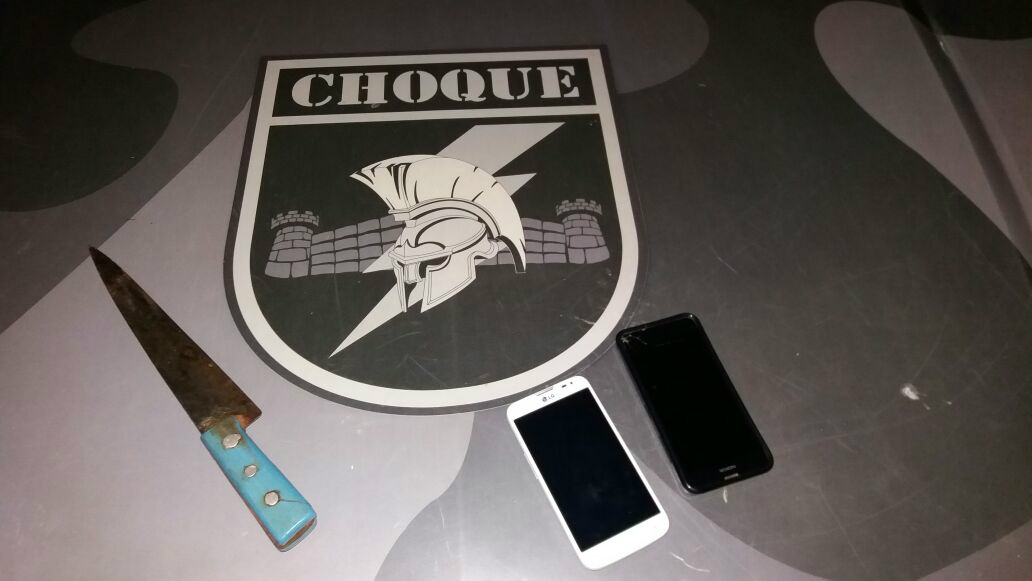 Faca usada no crime foi apreendida com a dupla - Foto: Divulgação/Choque