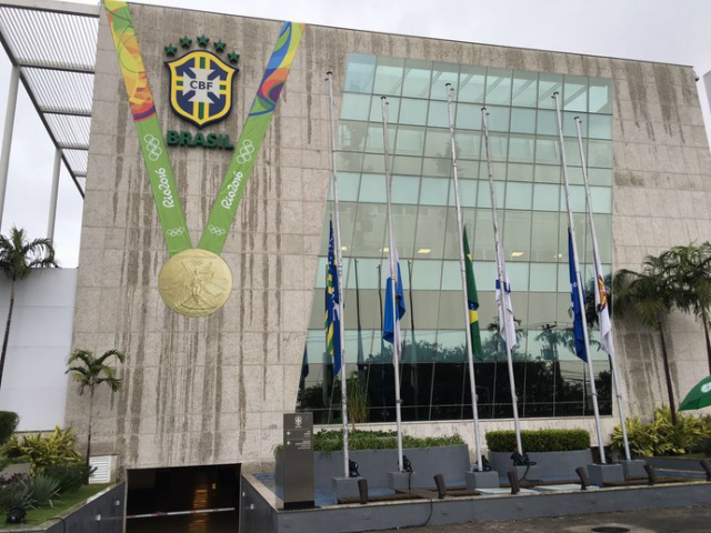 Prédio da CBF ganha uma enorme medalha de ouro - Foto: Thiago Dias