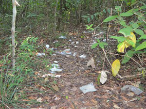Materiais plásticos, mato alto e até fezes são encontrados.