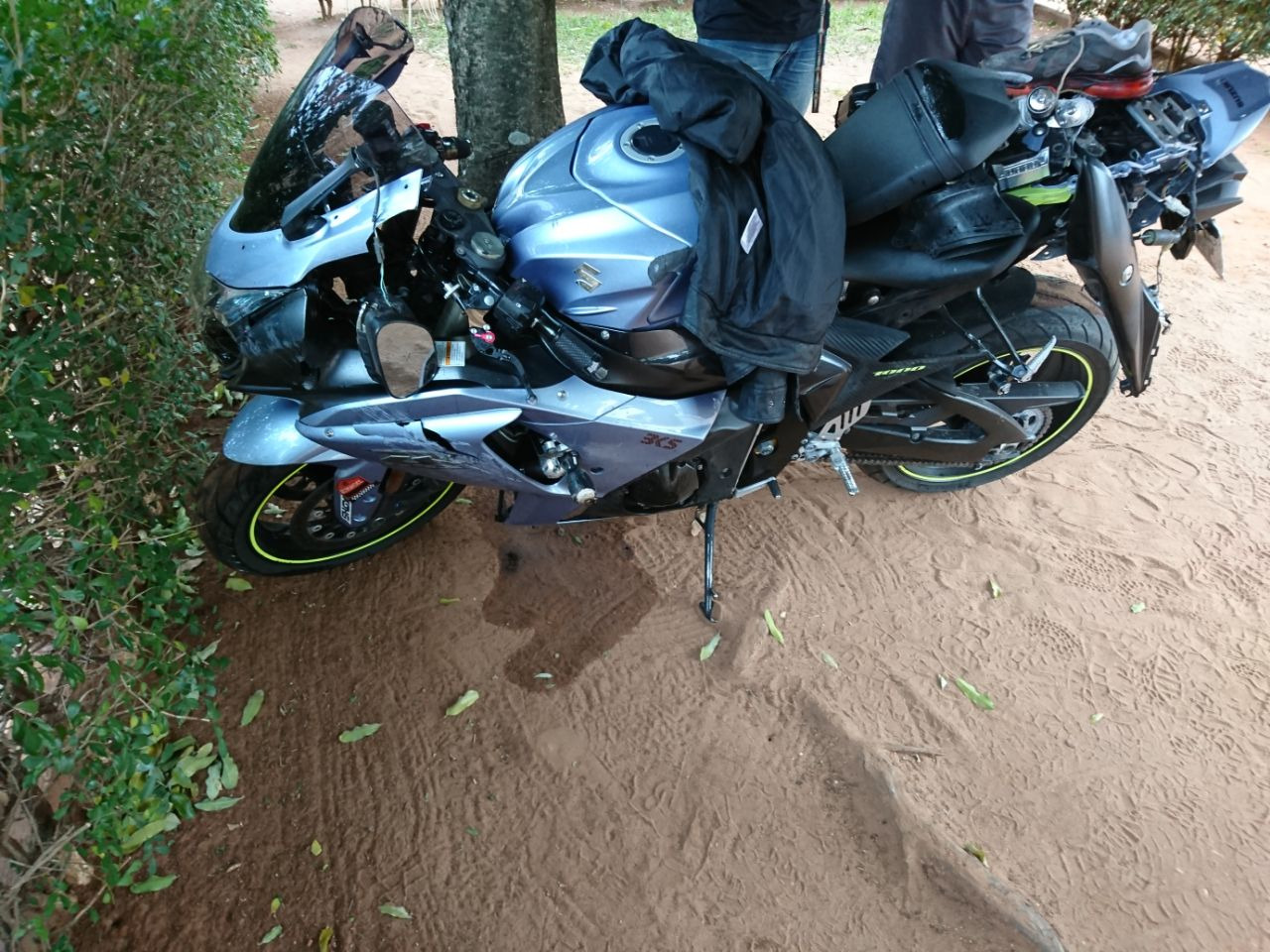 O motociclista ficou em estado grave após colidir no poste.