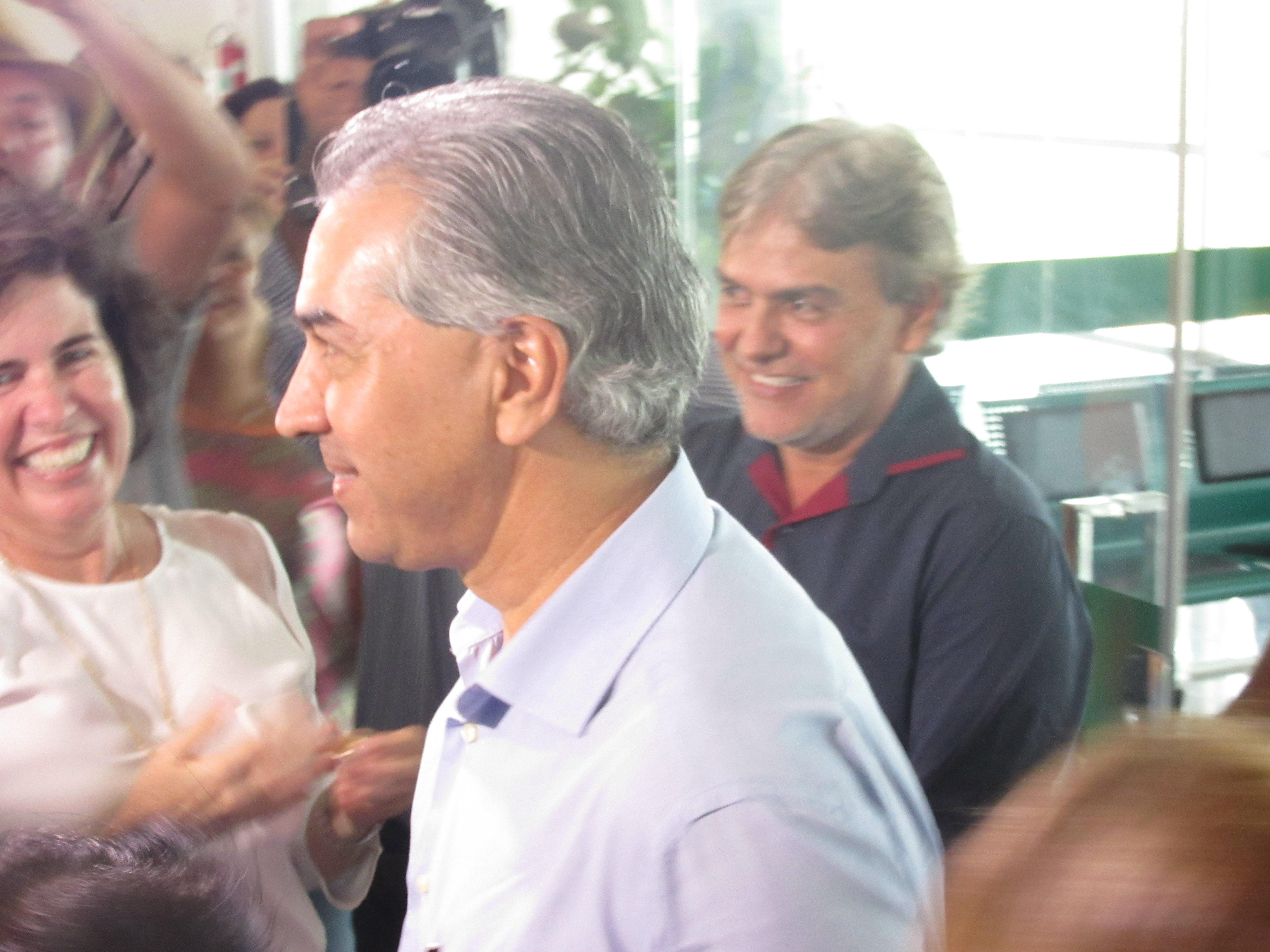 Governador chegou pontualmente às 11h no aereoporto de TL, onde ali mesmo, já anunciou o pacote de medidas para Saúde e Segurança. Foto: Rádio Caçula