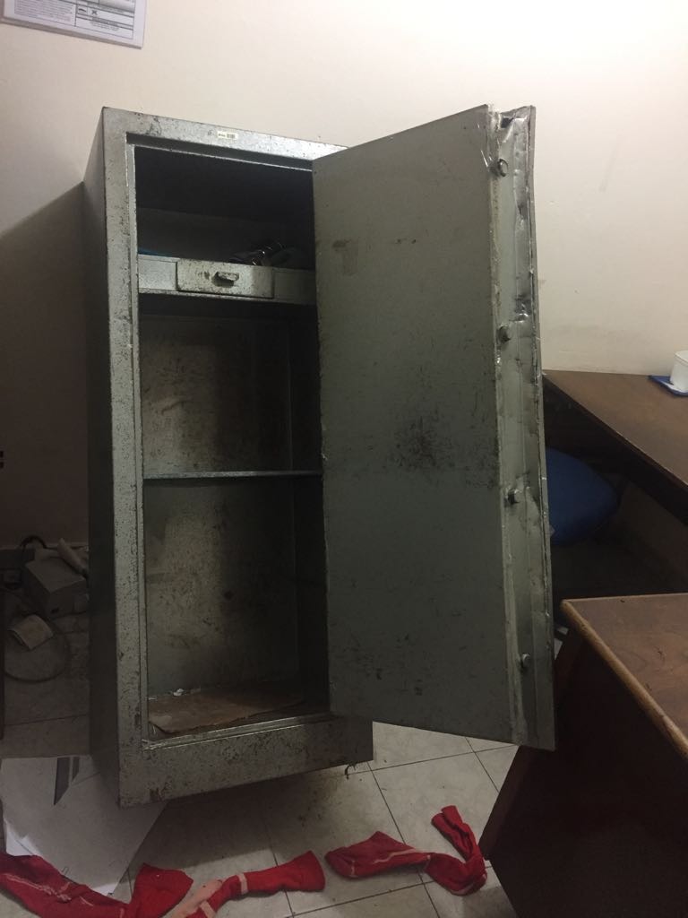 O cofre foi arrombado e cerca de R$ 12 mil foram furtados.