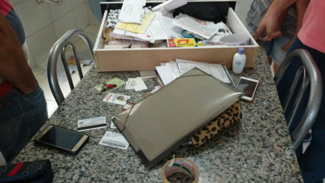 A casa foi revirada a procura de objetos de valor - Fotos : Rádio Caçula