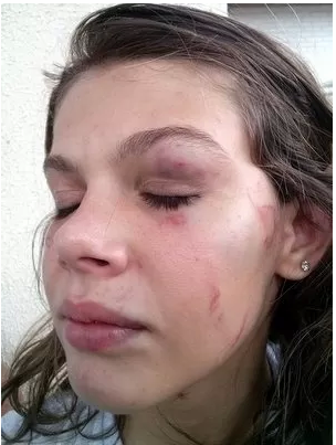Caso ocorreu nesta quarta-feira; pai disse que adolescente sofria ameaças.Diretoria de Ensino investiga se houve negligência no socorro à estudante.