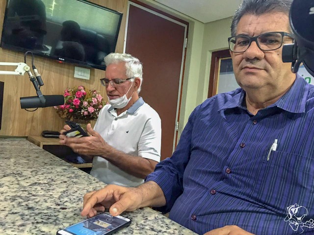 Presidente do Sindicato do Comércio Varejista de Três Lagoas (Sidivarejo), Sueide Silva Torres e o presidente do Sindicato dos Empregados no Comércio de Três Lagoas, Eurides Silveira de Freitas em entrevista exclusiva à Rádio Caçula, neste sábado (4). Foto: Marco Campos/Rádio Caçula.