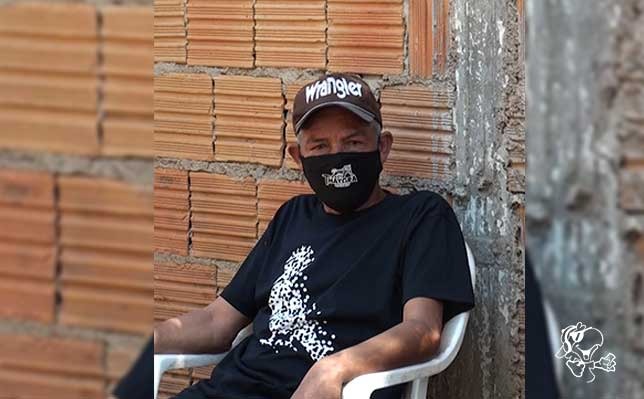 O pedreiro Gilberto Barbosa de Lima, morador da Vila Haro. Foto: Rádio Caçula.