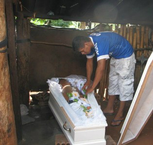 Duas crianças indígenas morreram afogadas após barranco ceder
