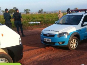 A Polícia chegou até o corpo de Osmar Antônio da Silva Rodrigues, após um telefonema anônimo. (Foto: Portal Interativo)