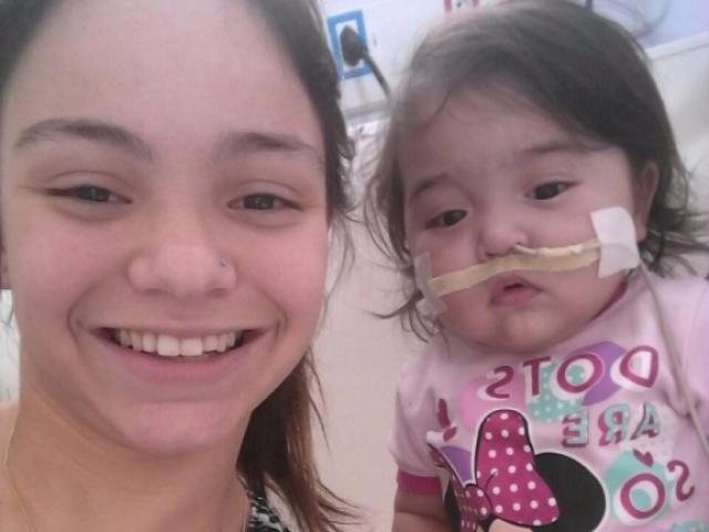 Alice tem 16 anos e cuida de Maryáh há 1 ano dentro de hospital. (Foto: Arquivo Pessoal)