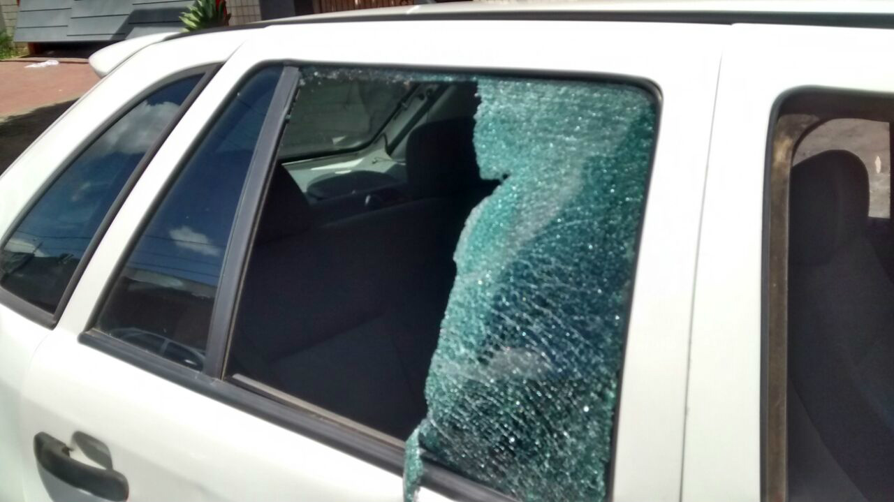 COM O IMPACTO DA COLISÃO VEÍCULO FICOU BASTANTE DANIFICADO (FOTO:RÁDIO CAÇULA)