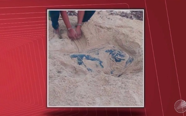 Corpo de assistente social estava dentro de uma mala que foi enterrada na areia da praia (Foto: Reprodução/ TV Santa Cruz)
