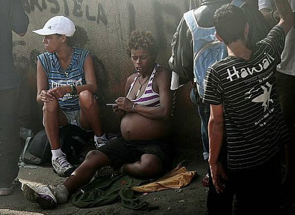 Usuária gestante pouco se importa com o fato de estar grávida devido ao uso de químicas. Foto: Divulgação