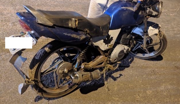 Dois jovem foram presos em Água Clara (MS) após desobedecerem o toque de recolher da cidade, além de condução perigosa. Foto: Polícia Militar