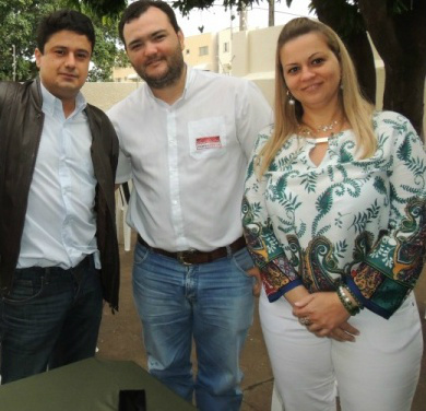 2° da esq para direita Atilio D Agosto ao lado de empresáriosFoto: Rádio Caçula