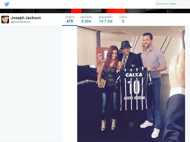 Em SP, Joe Jackson ganhou camisa do Corinthians (Foto: Reprodução/Twitter)
