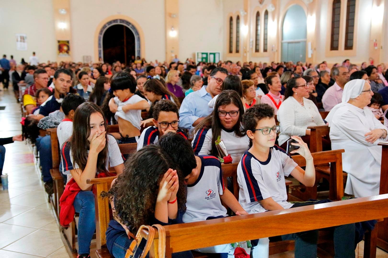 Catedral lotada por famílias três-lagoenses, estudantes salesianos e comunidade católica. Muitos vieram prestar homenagem à Maria Auxiliadora. Foto: Assessoria.