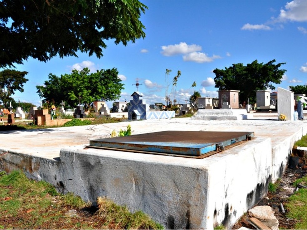 Cemitério São Sebastião, o Cruzeiro, em Campo Grande — Foto: Silvia Frias/G1 MS