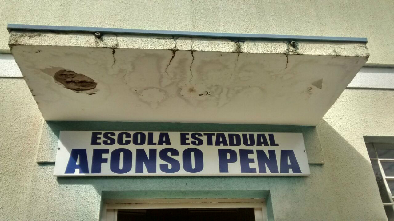 Marquise da Escola Estadual Afonso Pena está repleta de infiltrações. Foto: Rádio Caçula.