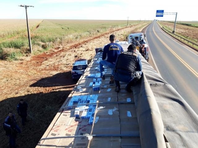 Policiais militares rodoviários em caminhão lotado de cigarro contrabandeado (Foto: Divulgação/PMR)