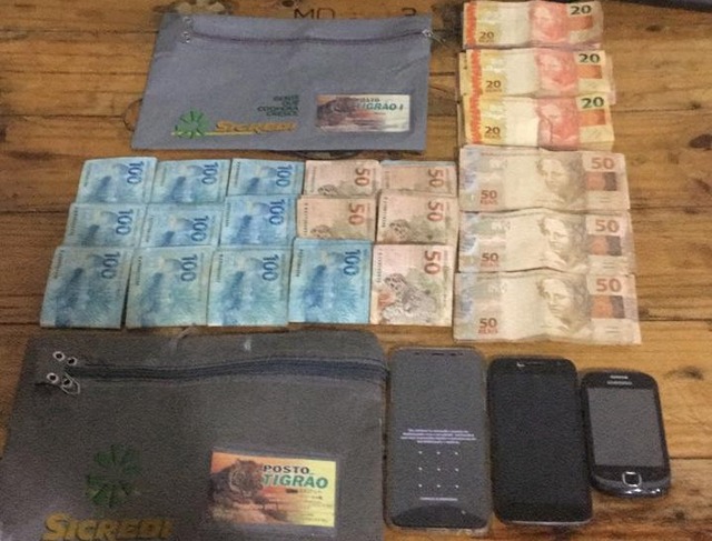 Dinheiro encontrado na casa de um dos suspeitos - Foto: Foto: Divulgação / Polícia Civil