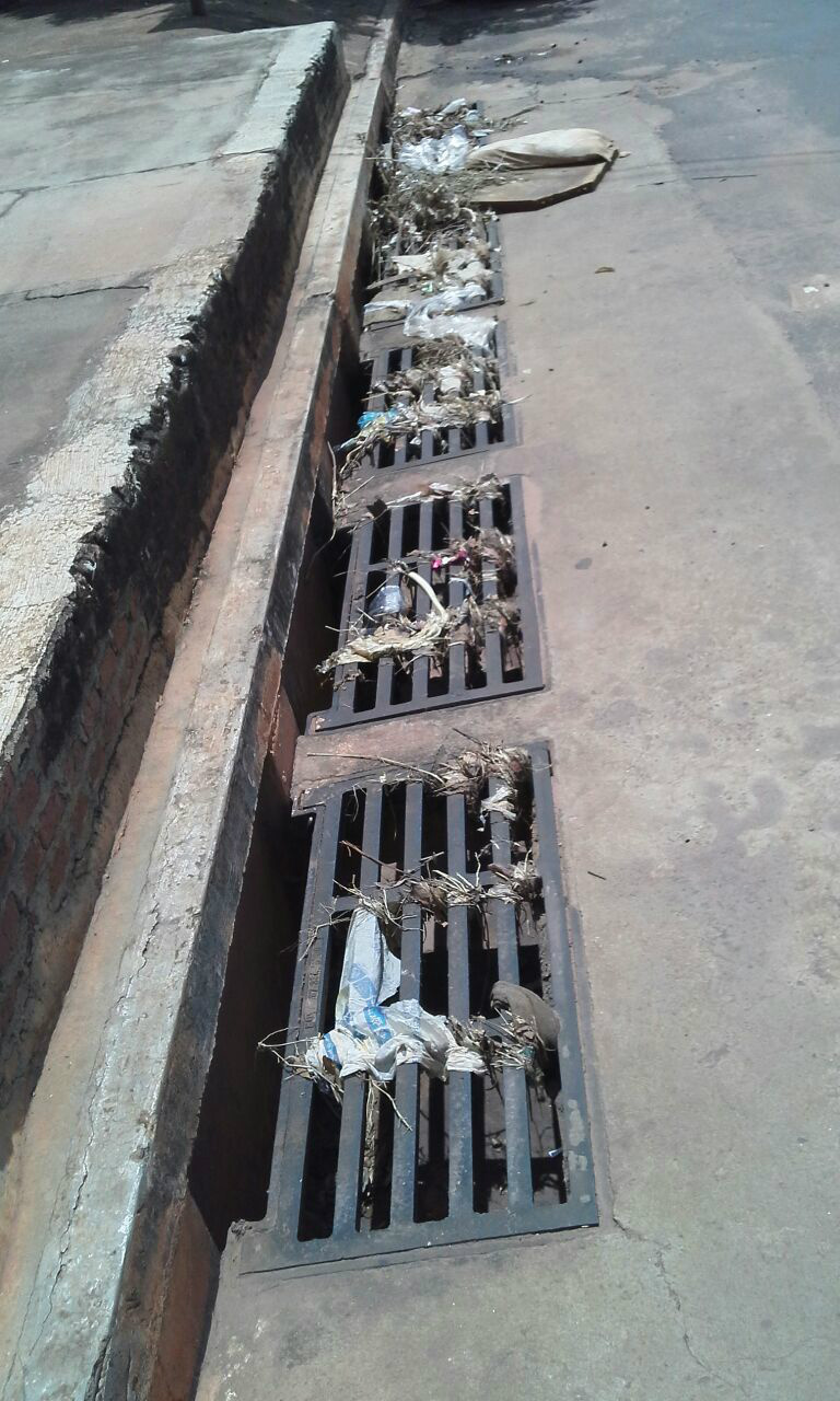 Após forte chuva da última quinta (27), bueiros do Jd. Alvorada continuam sujos e entupidos. Foto: Rádio Caçula