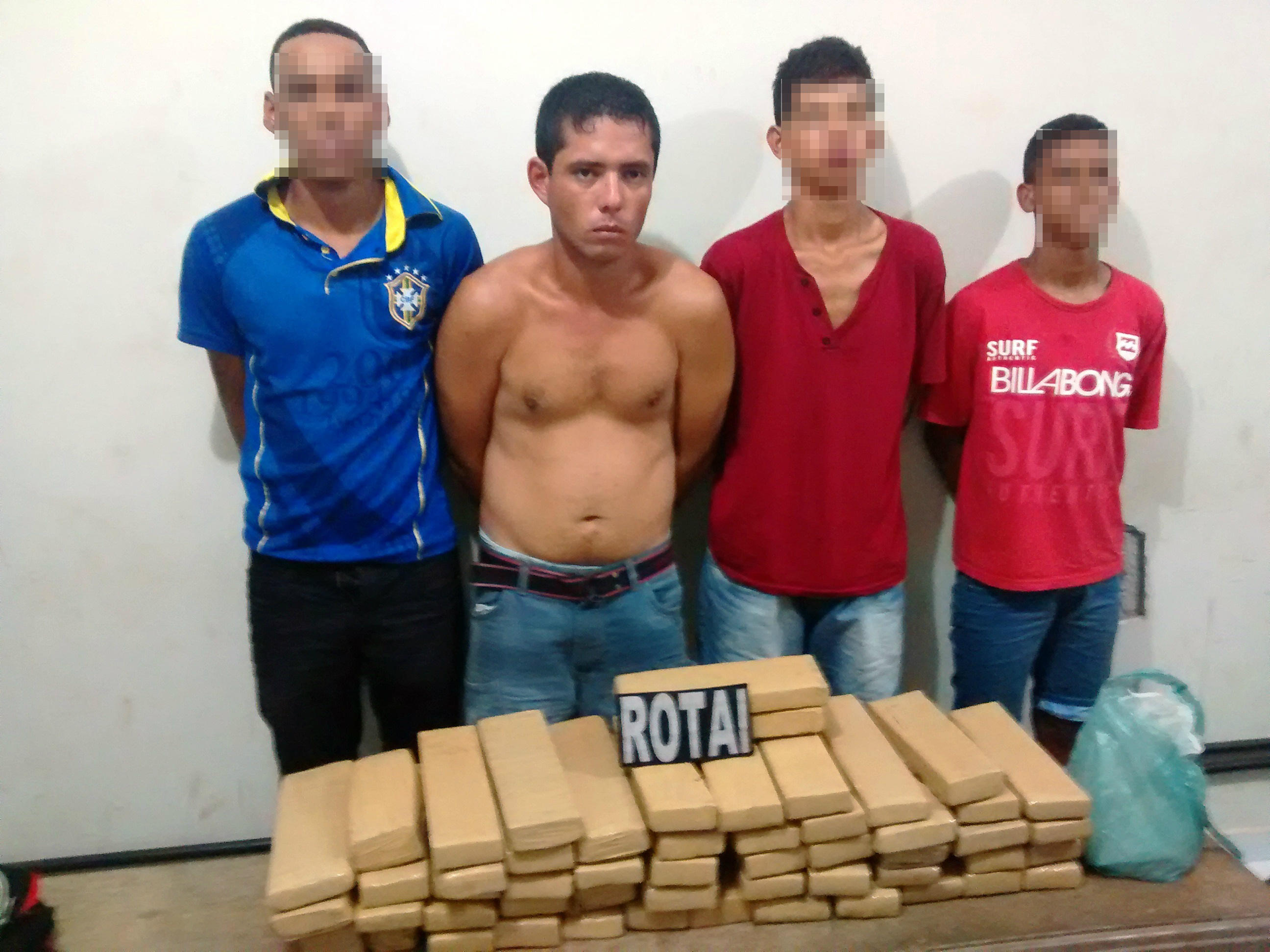 M.V.J. (17), vulgo “Caveira”, L.G.N.S. (16) e G.G.L.V. (17), sendo dois destes adolescentes com outras passagens policiais pelos crimes de receptação, furto, desacato e dano. Foto; Rádio Caçula.