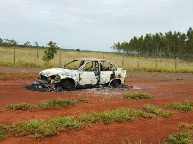Carro queimado foi encontrado abandonado (Foto: Divulgação/ 1º Batalhão de Polícia Militar)