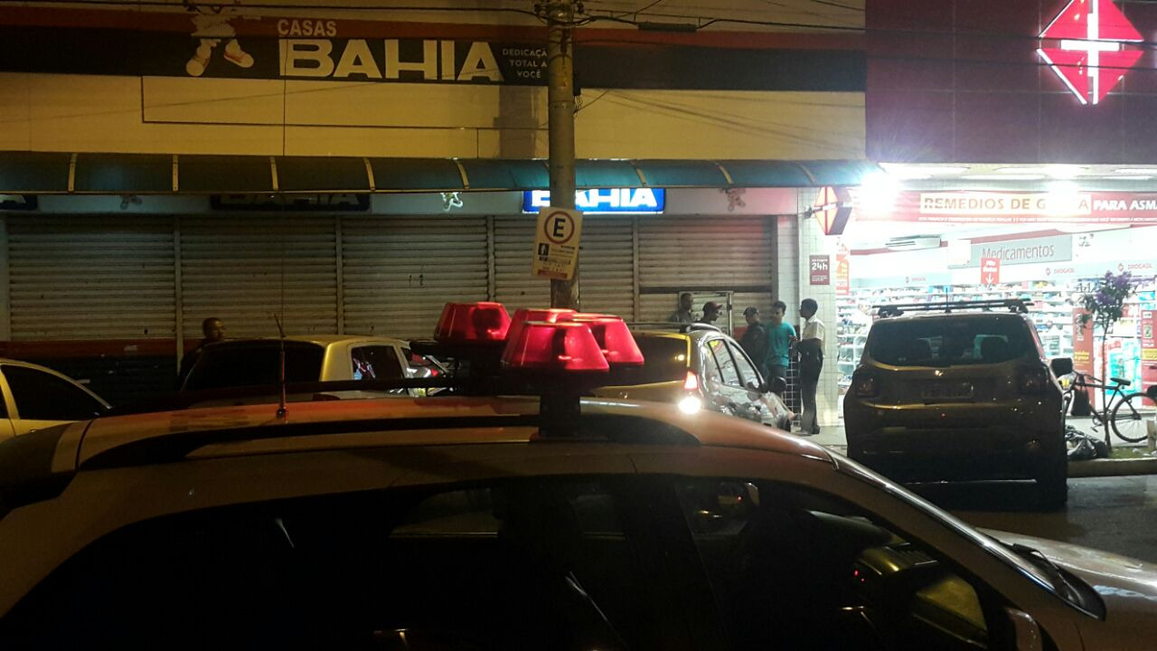 A quadrilha estava armada com revólveres e fuzil. 