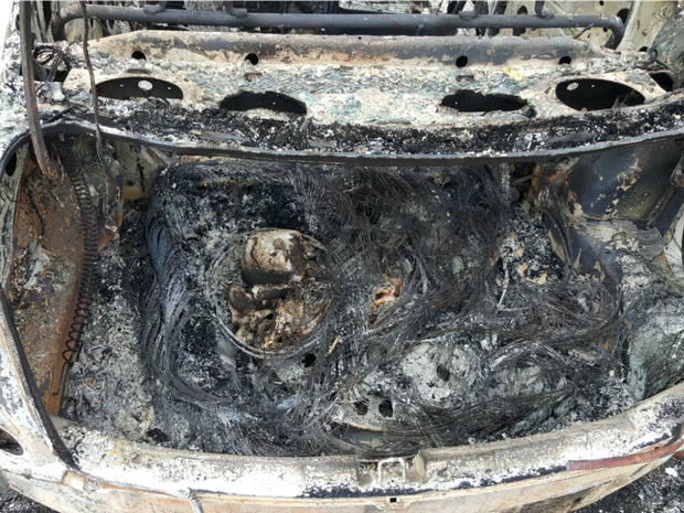 Ossada estava dentro de porta-malas do carro abandonado (Foto: Divulgação/ 1º Batalhão de Polícia Militar)