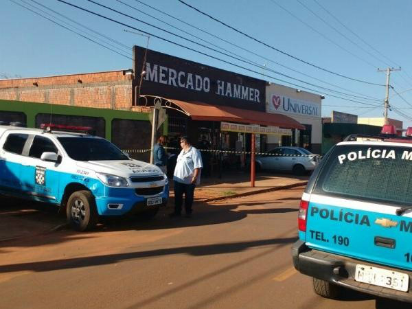 Segundo testemunhas, o homem estava sentado em frente a um mercado na Rua Indianápolis, no Jardim Noroeste, quando foi abordado por três homens.Os suspeitos dispararam várias vezes e o homem tentou correr para dentro do estabelecimento, mas não resistiu aos ferimentos e morreu dentro do local. Ele ainda estava com a sacola de pertences que recuperou ao deixar a carceragem.Já foram encontradas dez cápsulas de pistola nove milímetros deflagradas no local. Esse tipo de arma é de uso exclusivo das forças policiais. Duas viaturas da PM (Polícia Militar) e três viaturas do Batalhão de Choque da corporação estão preservando a área.O delegado Geraldo Marim Barbosa, da 3ª DP, está no local acompanhado pela perícia. Ainda não há informações sobre o motivo do crime. 