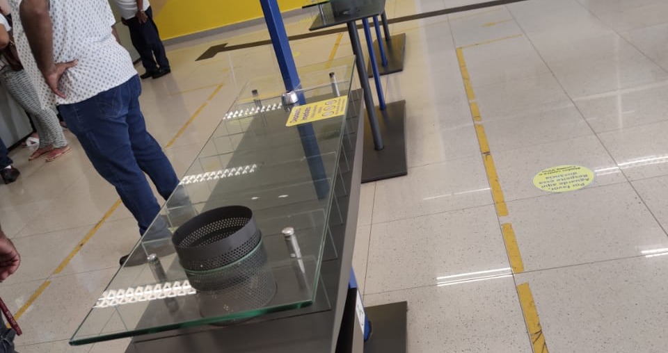 Agências bancárias mesmo sem fazer parte direta do comércio acabam não tomando os devidos cuidados na prevenção contra a propagação da Covid-19. Foto: Internauta.