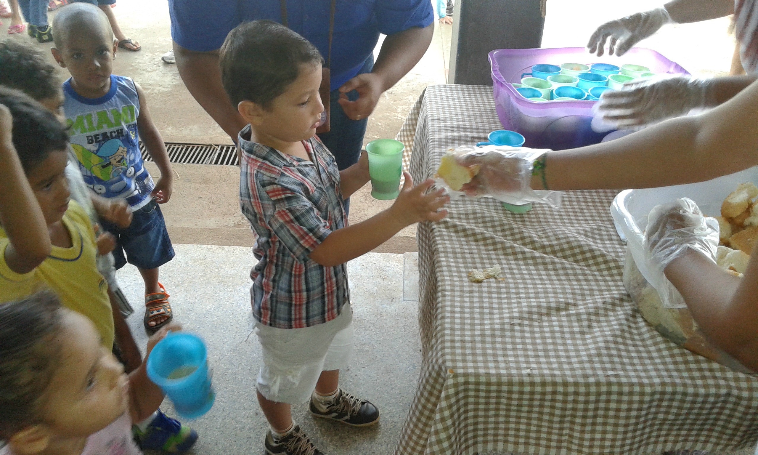 Com meio pão com manteiga e menos de meio copo de leite os alunos do CEI