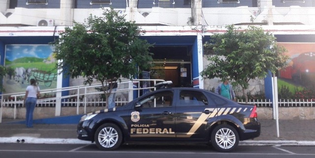 Viatura da Polícia Federal em frente à Prefeitura de Três Lagoas (MS). Foto: Rádio Caçula