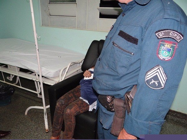 Criança de 8 anos com o bebê no colo foram acompanhadas pelo polícia. (Fotos: Maykon Junior/Rio Brilhante em Tempo Real)