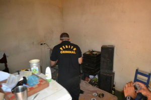 Saco plástico foi colocado na cabeça da vítima e, por cima do saco, uma coberta foi enrolada. lém disso, havia uma faca cravada no tórax da vítima. (Foto: Olimar Gamarra/Rio Brilhante News)