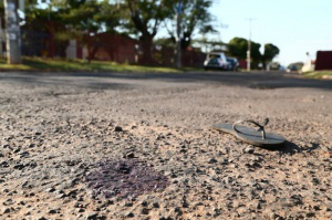 Mancha de sangue ficou no cruzamento das ruas Otávio Mangabeira com a Cisalpina Costa Monteiro. (Foto: Marcos Ermínio)