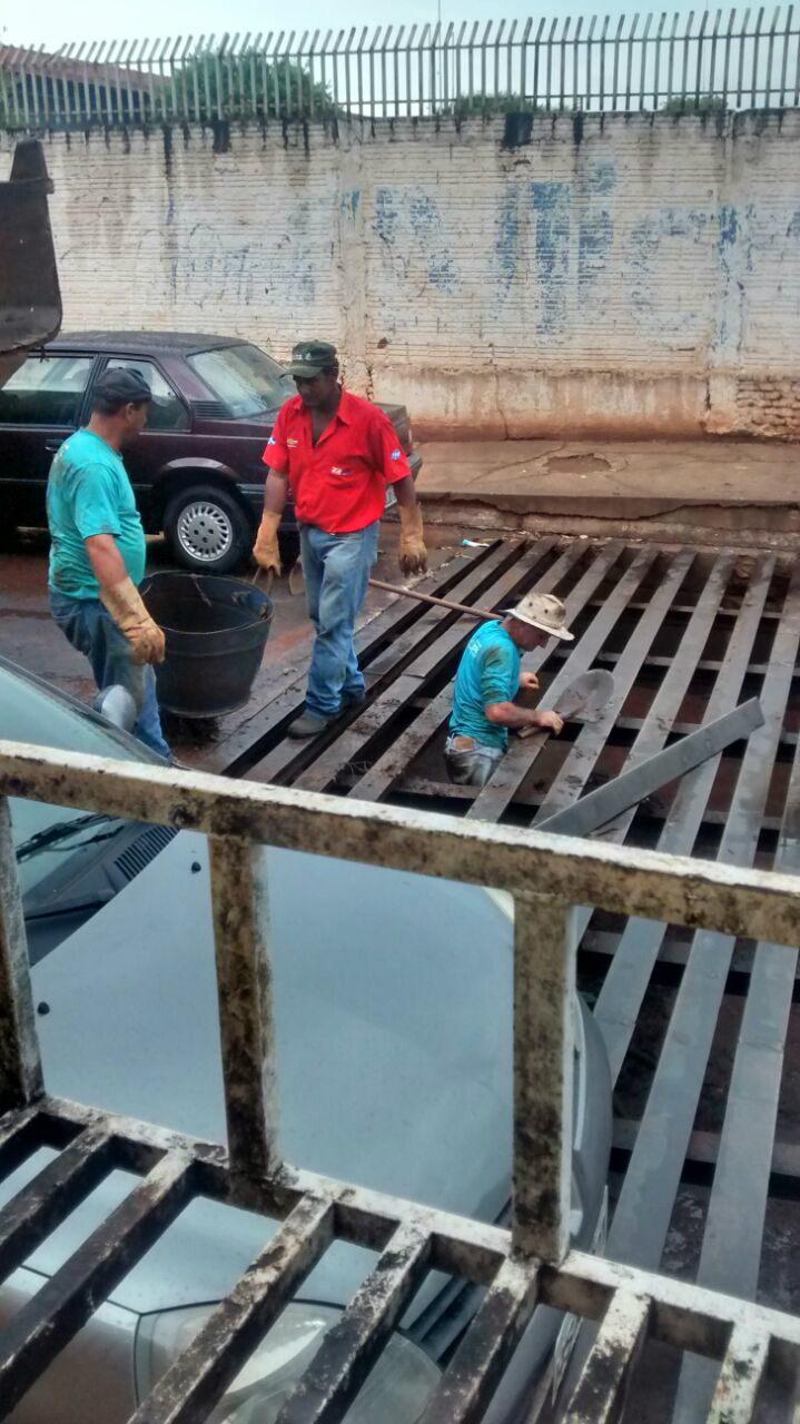 Após denúncias, Prefeitua inica força-tarefa no Jd Alvorada para limpeza de ruas e bueiros. Foto: Enviado por internauta 