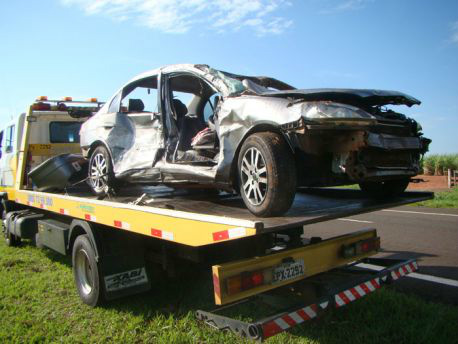 Civic ficou totalmente destruído após o acidente. foto: Manoel Messias/Mil Noticias 