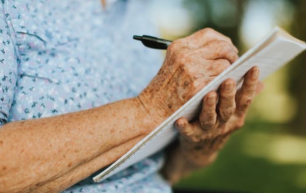 Encceja é voltado a jovens e adultos que não concluíram os estudos na idade esperada e precisam obter um certificado de aprendizagem. — Foto: Rawpixel.com/pexels