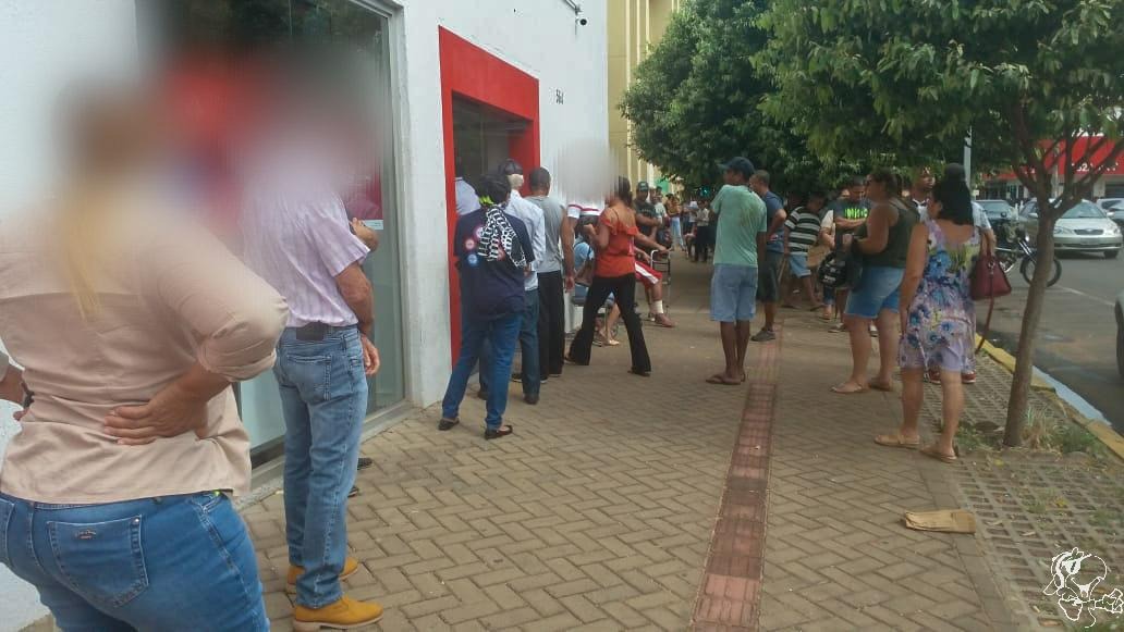 População desrespeita medidas de segurança e proteção contra Covid-19 e formam aglomerações na reabertura das agências bancárias nesta terça-feira (7). Foto: Rádio Caçula.